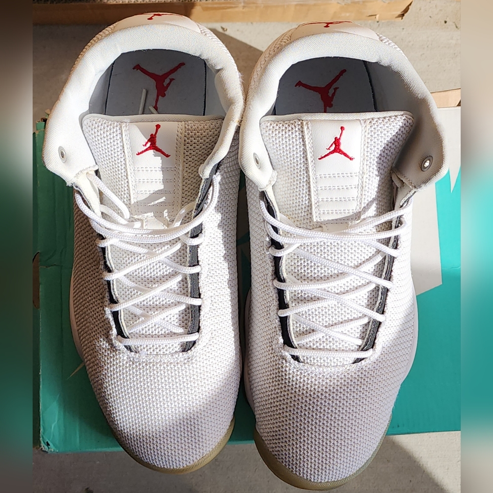 Jordan Athletic Shoes White and Yellow - Picture 5 of 6
